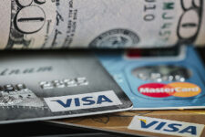 Банки возобновили лимиты по кредитным картам