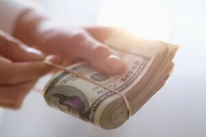 Продажа безналичной валюты: какие банки предлагают новую услугу