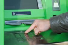 Monobank увеличил комиссию за снятие наличных: какая ситуация в ПриватБанке и Ощадбанке