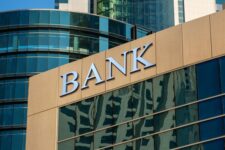 Експерт розповів, чому іноземні та державні банки не поспішають піднімати відсотки за депозитами