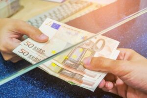 Украинские беженцы в Литве теперь смогут обменивать гривны на евро