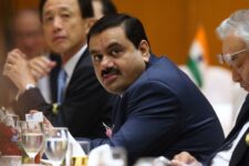 Після Маска і Безоса: індійський бізнесмен став третьою найбагатшою людиною у світі