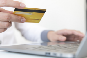 Денежные переводы в Украину станут дешевле: финучреждения обязуются снизить комиссию