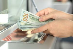 Крупнейший госбанк перестал выдавать наличную валюту: причины