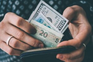 Насколько подешевела гривна после агрессивных заявлений Путина