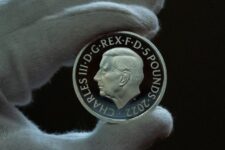 В Великобритании показали новые монеты, на которых изображен король Карл III