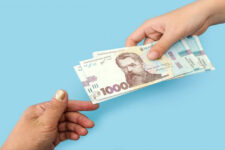 Ще 28 тисяч українців отримають грошову допомогу від міжнародних організацій: кого включили до списків цього разу