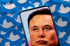 «Птичка освобождена»: Илон Маск официально купил Twitter