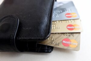 Снова «карточный туризм»? — Райффайзен об участившихся случаях «серой» схемы