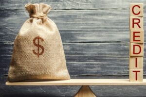 Українські банки підвищили відсоткові ставки за кредитами: скільки тепер будуть сплачувати українці