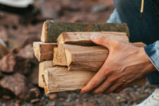 Жителям прифронтовых территорий начали бесплатно развозить дрова: как получить