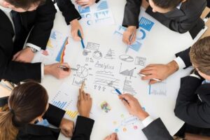 Масові звільнення працівників і девальвація гривні: очікування бізнесу на наступний рік