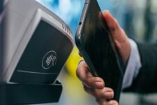 Наклейки на смартфоне: в РФ нашли «замену» платежным сервисам Apple Pay и Google Pay