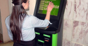 Украинцы могут получить международную помощь в терминалах самообслуживания ПриватБанка