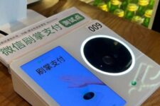 WeChat Pay позволяет китайским потребителям совершать платежи с помощью ладони