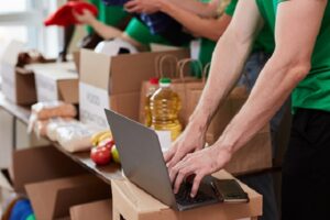 Благодійний фонд надасть біженцям у Києві набори теплого одягу