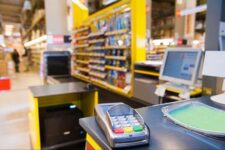 Из-за блэкаутов украинцы стали чаще снимать деньги через кассы магазинов — ПриватБанк