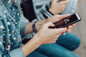 TikTok стал основным источником финансовых советов для молодого поколения британцев: исследование