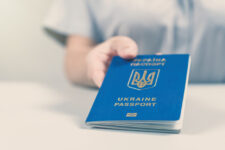 Українці, які перебувають за кордоном, зможуть продовжувати термін дії паспортів та вносити до них дані про дітей