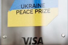 Глава Минцифры Михаил Федоров наградил Visa премией «Отличие мира»