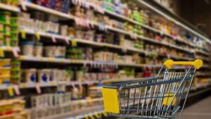 Дефіцит в Україні через блекаути: Чого очікувати від цін на ключові продукти