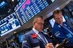 Американские биржевые индексы обвалились на фоне новостей о повышении учетной ставки