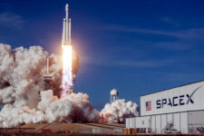 SpaceX – це братство, в якому немає місця «старим» за 40: Компанію Ілона Маска звинувачують в ейджизмі