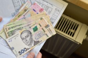Українців змушують оплачувати чужі борги за комуналку: чому так та що робити