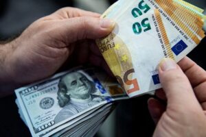 Тиск на гривню зросте: скільки коштуватиме долар та євро на новорічні свята