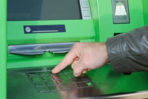 Що робити, якщо банківський термінал відключили під час платіжної операції: коментар Мінреінтеграції