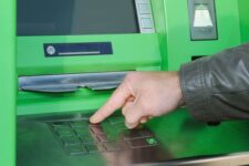 Банкоматний роумінг: зняти з карти готівку без комісій тепер можна в будь-якому банкоматі країни