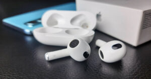 Apple работает над новыми недорогими AirPods