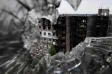 Разрушенное жилье украинцев начнут восстанавливать за конфискованные деньги российских банков