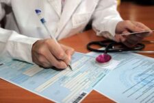 Скільки лікарняних виплачено українцям у 2022 році та які регіони лідирують за обсягами фінансування