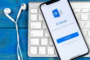 Пользователи сервисов Microsoft Teams и Outlook столкнулись с глобальным сбоем