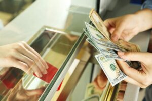 Як обстріли критичної інфраструктури впливають на валютний курс в Україні — НБУ