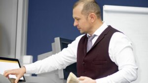 Як автоматизовані депозитні машини допомагають ритейлерам економити