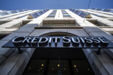 Акции одного из крупнейших швейцарских банков Credit Suisse упали до самого низкого уровня в истории — детали