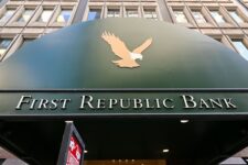 Крупный банк First Republic Bank в США на грани банкротства — подробности