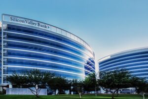 Обвал стоимости акций крупнейших банков: как Silicon Valley Bank за день потерял 60%