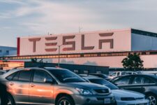 Інвестори Tesla просять раду директорів приборкати Маска