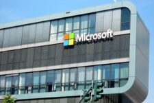 Акции Microsoft подскочили на фоне интеграции ИИ в ее популярные сервисы