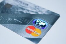 Mastercard повністю відмовиться від пластику в картах – названа дата