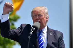 Трампу зачитали 34 кримінальних обвинувачення, а його NFT обвалились на 20%: що відомо на ранок 5 квітня