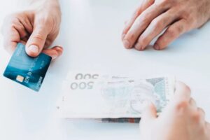 Клієнти Нової пошти зможуть оформити кредит та платіжну картку: подробиці