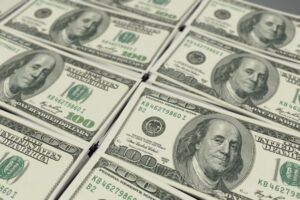 Какие долларовые купюры перестали принимать обменники: что делать пользователям