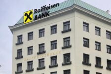 Raiffeisen не знайшов покупця на банк у Росії: що робитиме далі