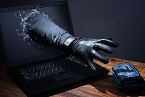 ВПО все частіше стають жертвами інтернет-шахраїв: як уберегти гроші