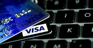 Сколько людей пользуется кредитными криптокартами: Инфографика