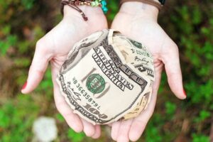 Почему волонтеры вынуждены отдавать 19,5% со сборов и что может измениться 2 июня